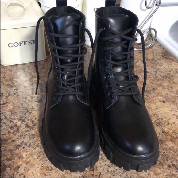 SOLD🔥HOST PICK🔥Chunky Lug lace up boots - Picture 2 of 4